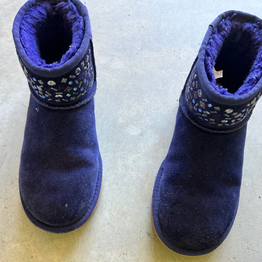 Navy blue Ugg with rhinestones and used. Size 6 women’s. No box included